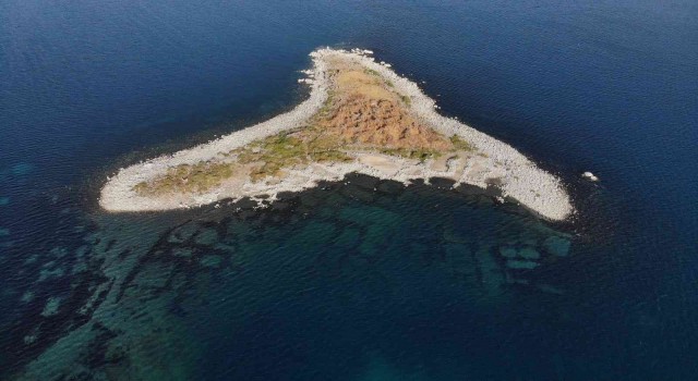 Van Gölü sahilinde su metrelerce çekildi