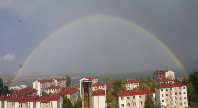 Van Gölünde gökkuşağı cümbüşü