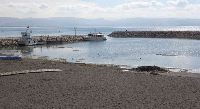 Van Gölünde su seviyesinin azalması balıkçıları endişelendirdi