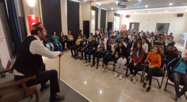 Van İl Halk Kütüphanesinden öğrencilere meddah gösterisi