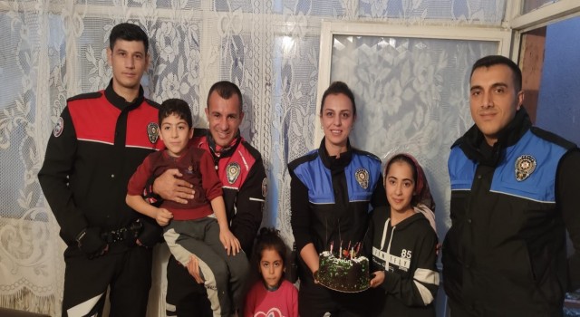 Van polisinden sürpriz doğum günü