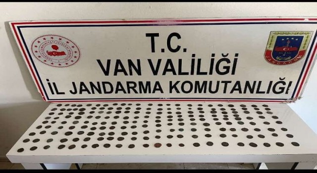 Vanda 197 adet bronz sikke ele geçirildi