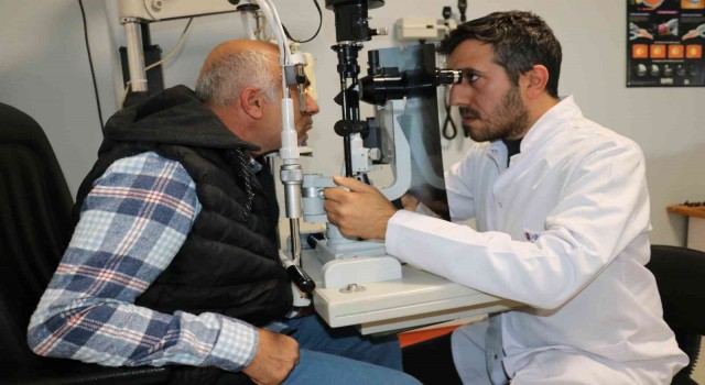 Vanda güneş tutulmasına çıplak gözle bakan 10 kişide görme kaybı oluştu