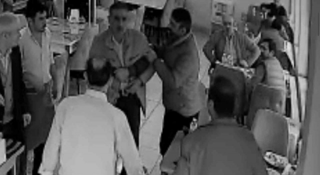 Vanda panik dolu anlar: Nefes borusuna yiyecek kaçan müşteriyi iş yeri sahibi kurtardı