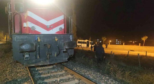 Vanda tren hemzemin geçitte minibüse çarptı