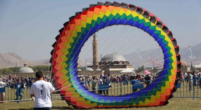 Vanda uçurtma şenliği renkli görüntüler oluşturdu