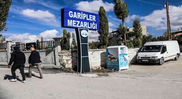 Vandaki mezarlıkların isim tabelası yenilendi