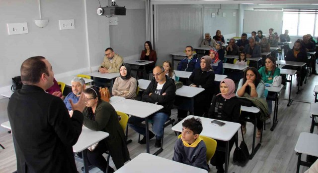 Veliler çocukları ile aynı sıraları paylaşıyor