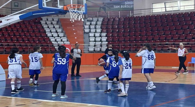 Veteran kadın basketbolcular, Amatör Spor Haftasında minik sporcularla buluştu