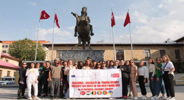 Yabancı uyruklu Erasmus öğrencileri Bayburtta çuval yarışı yaptı mendil kapmaca oynadı