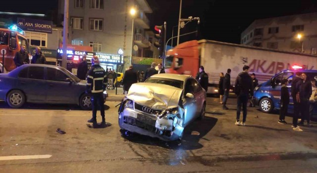 Yalova iki otomobil çarpıştı: 4 yaralı