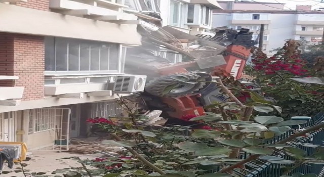 Yalovada kontrolden çıkan iş makinesi apartmana çarptı