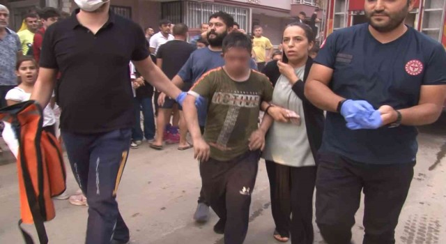 Yangına uyurken yakalanan otizmli çocuğu pazardan koşarak gelen ağabeyi kurtardı