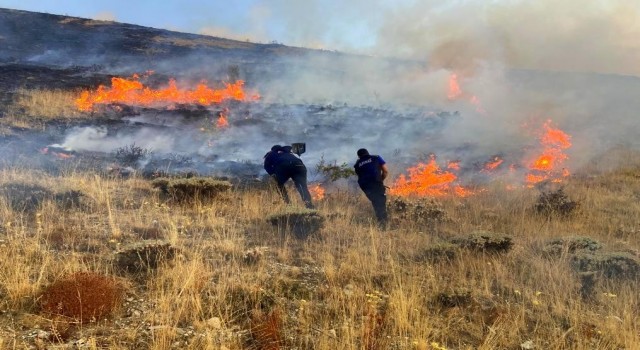 Yangında 45 dekarlık alandaki kuru otlar kül oldu