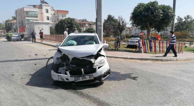 Yaralamalı trafik kazasına karışan otomobil, çocuk parkına daldı