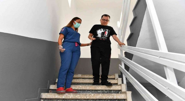 Yatağa bağımlıydı, 9 yıl sonra yürümeye başladı