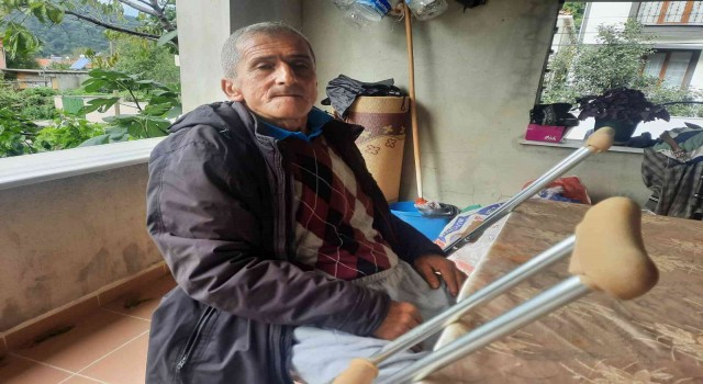 Yere düşen Türk bayrağını direğe asmak isterken düşen vatandaş ölümden döndü