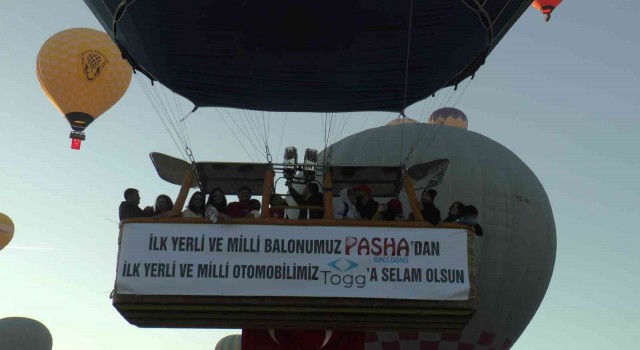 Yeri üretilen sıcak hava balonu TOGGa selam olsun pankartıyla havalandı