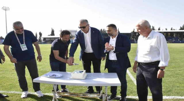 Yeşil sahalarda sürpriz doğum günü