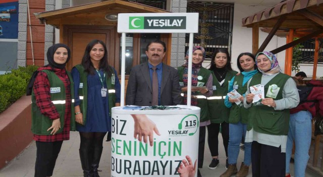 Yeşilay stant açıp broşür dağıttı