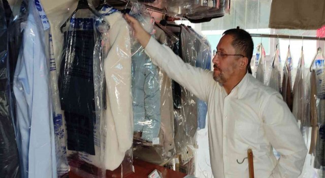 Yıllardır müşterilerinin unuttuğu kıyafetleri saklıyor