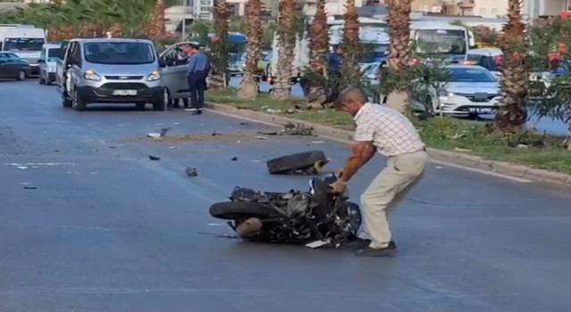 Yol kenarında duran motosiklet sürücüsünün acı sonu