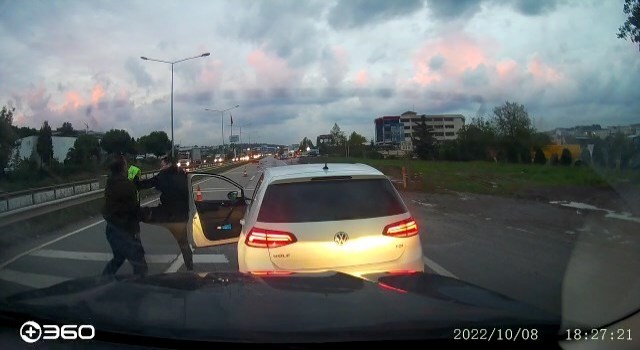 Yol tartışması anayolu ringe çevirdi...Biber gazıyla müdahale gecikmedi