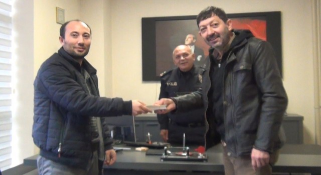 Yolda bulduğu 28 bin TLyi sahibine teslim etti