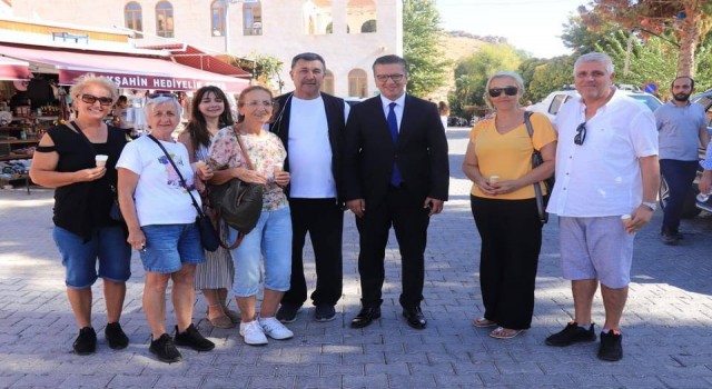 Yolda gördüğü turistleri durdurup ilçeyi sordu
