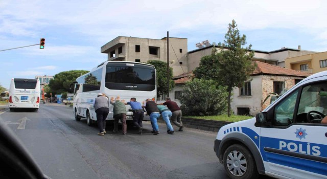 Yolda kalan otobüsün imdadına polis ekipleri yetişti