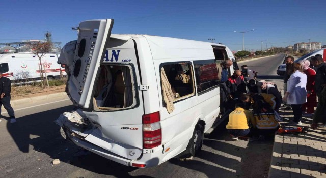 Yozgatta Kamyon ile minibüs çarpı 11 kişi yaralandı