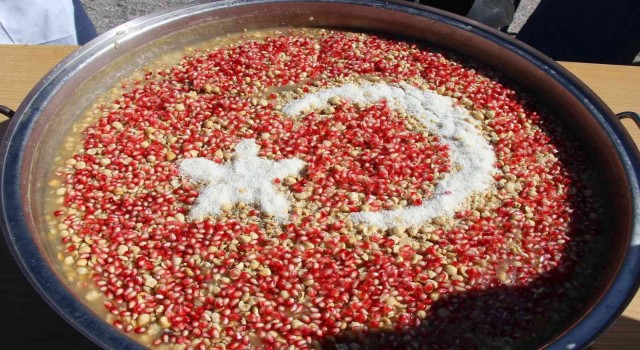 Yozgatta öğrenciler aşure ikram edildi