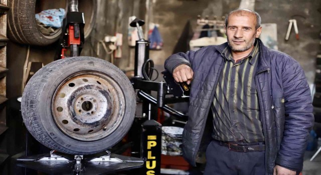 Yüksek kesimlerine kar yağan Ağrıda kış lastiği hazırlıkları erken başladı