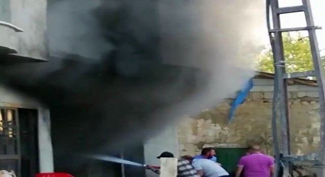 Yüksekovada 5 katlı binada çıkan yangın korkuttu