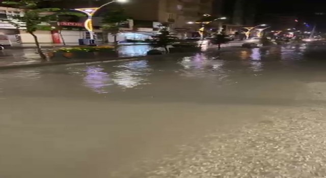 Yüksekovada aniden bastıran yağmur caddeleri göle çevirdi
