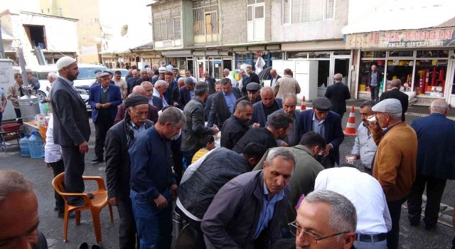Yüksekovada cami cemaatine Zemzem suyundan şerbet ikramı