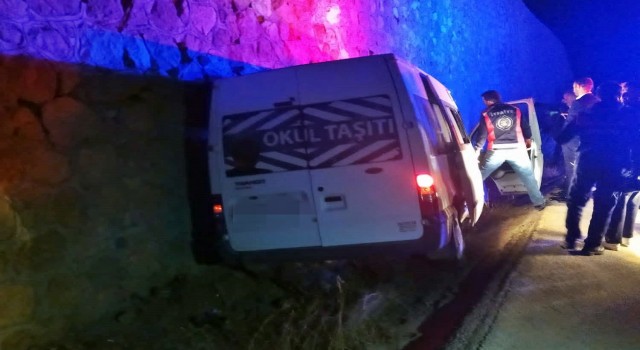 Yüksekovada minibüs istinat duvarına çarptı: 1 ölü