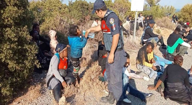 Yunanistanın ölüme terk ettiği 47 düzensiz göçmen kurtarıldı