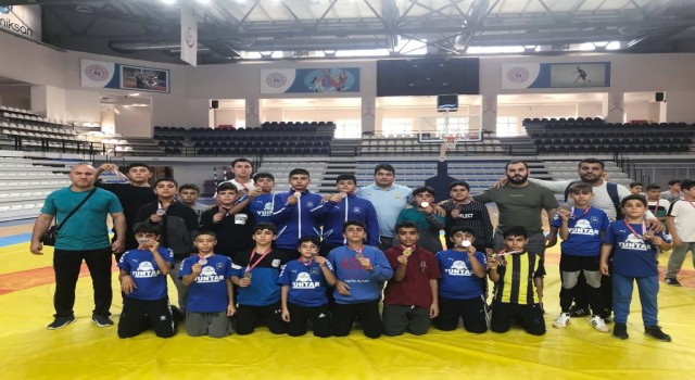 Yunusemreli güreşçiler Turgutluda madalyaları topladı