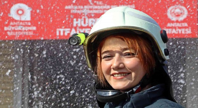 Yurt terasından izlediği itfaiyeci eğitimleri hayatını değiştirdi, patronluğu elinin tersiyle itti