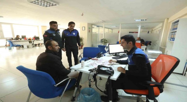 Zabıta ekipleri buldukları parayı sahibine ulaştırdı