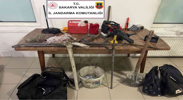 Zengin olma ümidiyle define arayan 9 kişi jandarmaya yakalandı