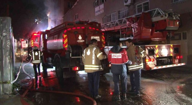 Zeytinburnunda karton bardak imalatı yapılan fabrikada çıkan yangın kontrol altına alındı