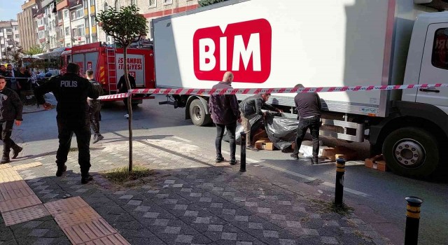 Zeytinburnunda pazardan dönen yaşlı kadın kamyonun altında kaldı