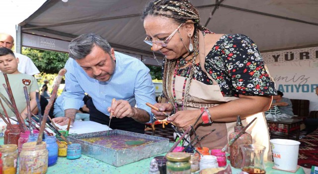 Ziyaretçiler ebru sanatını deneyimledi