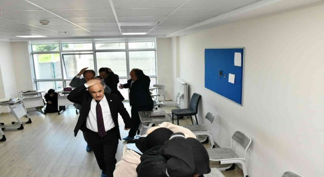 10 binin üzerinde öğrencinin katılımıyla deprem anı ve tahliye tatbikatı