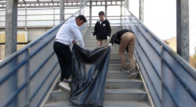 100 gönüllü 3 kilometrelik yolda temizlik yaptı