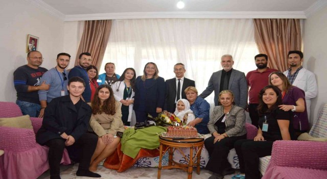 100üncü yaş gününü evde sağlıkçılar ile kutladı