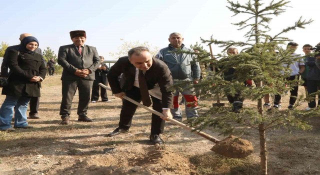11 Kasım Milli Ağaçlandırma Gününde fidanlar ERÜde toprakla buluştu