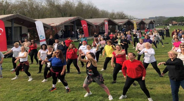 160 kadın aynı anda açık havada zumba yaptı